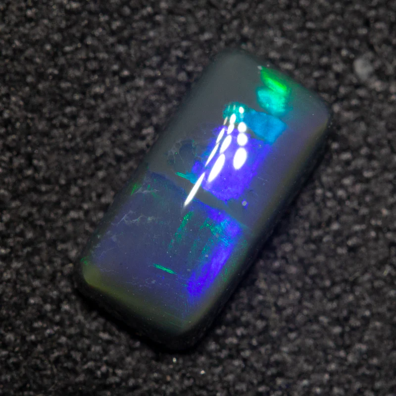 0.88 ct black opal 8.5x4.2x3mm - Image 3