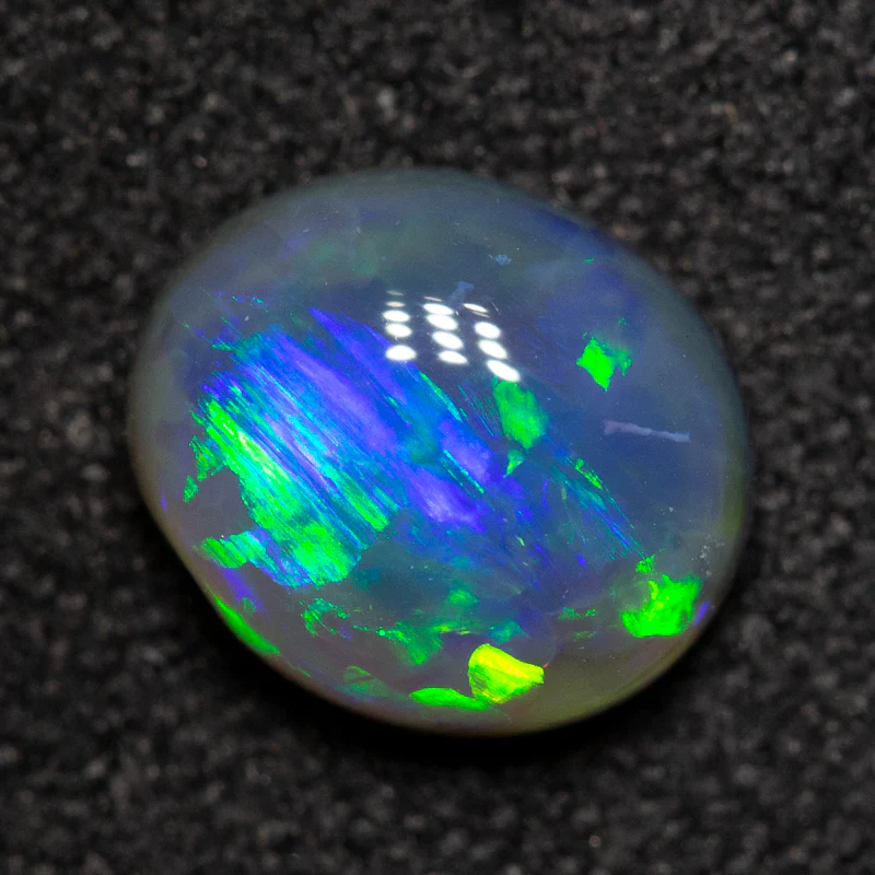 0.88 ct black opal 7x6.1x3.2mm - Image 3