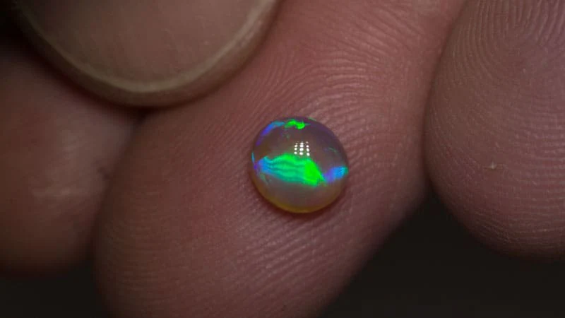 0.90 ct crystal opal with cats eye pattern 6.5x6x3mm - Image 2