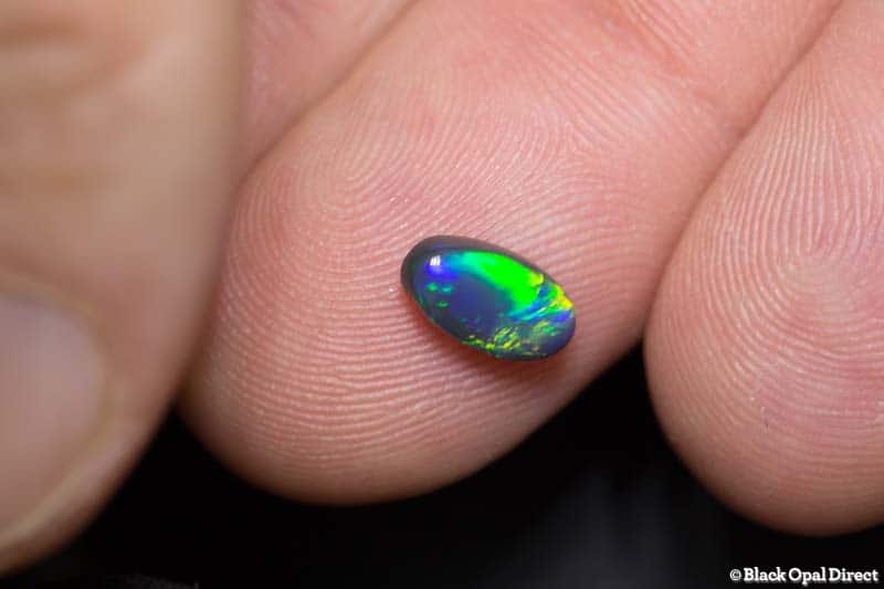 0.91 ct black opal 8.6x5x3mm - Image 2