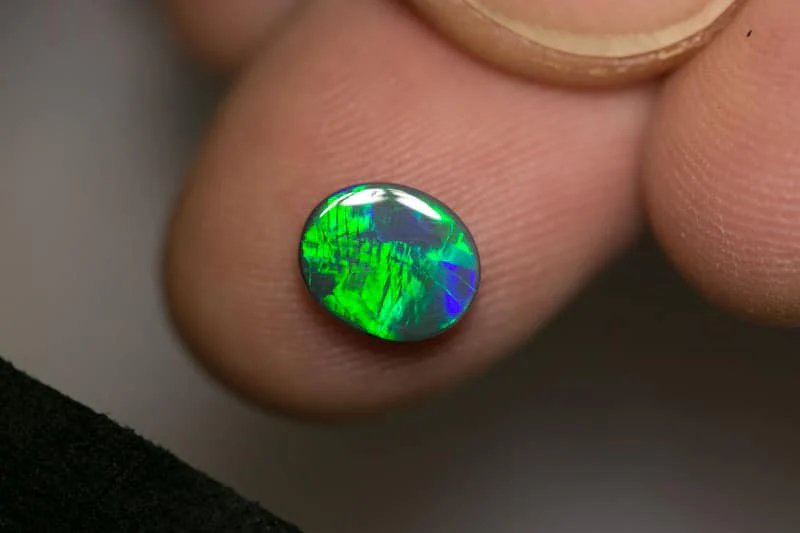 0.91 ct black opal 8x7x2mm - Image 2