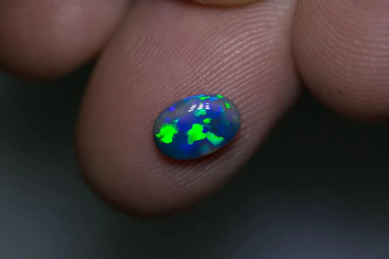 0.92 ct black opal 8.5x5x3mm - Image 2