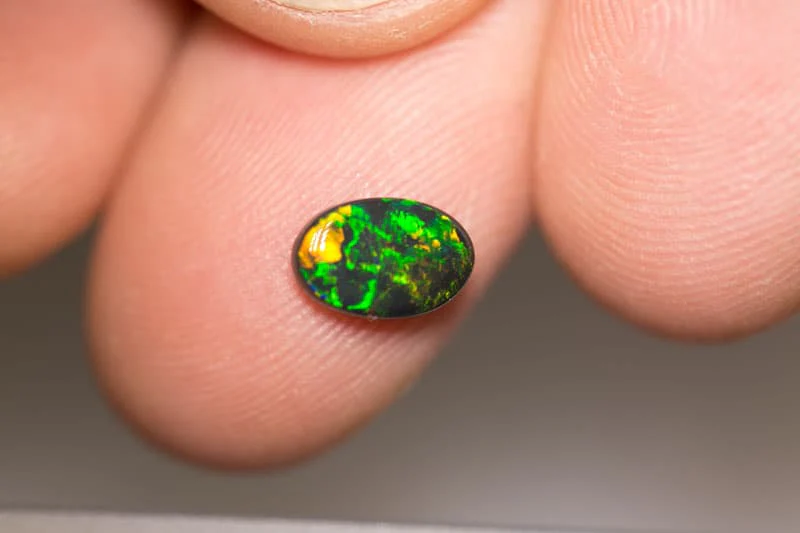 0.92 ct black opal 8.5x6x3mm - Image 2