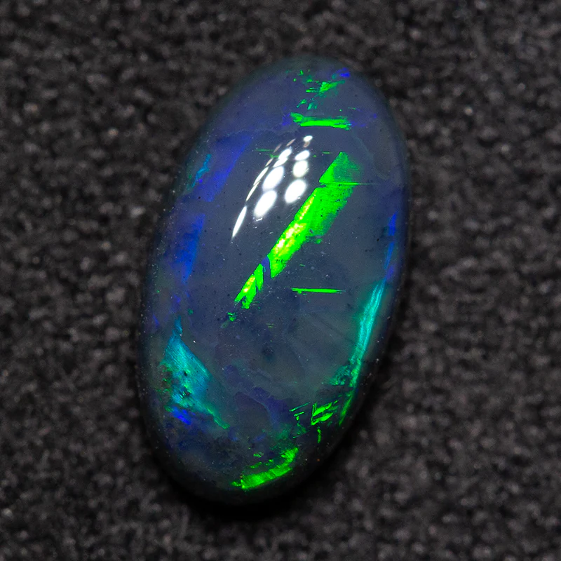 0.92 ct black opal 8.6x4.9x3.2mm - Image 2