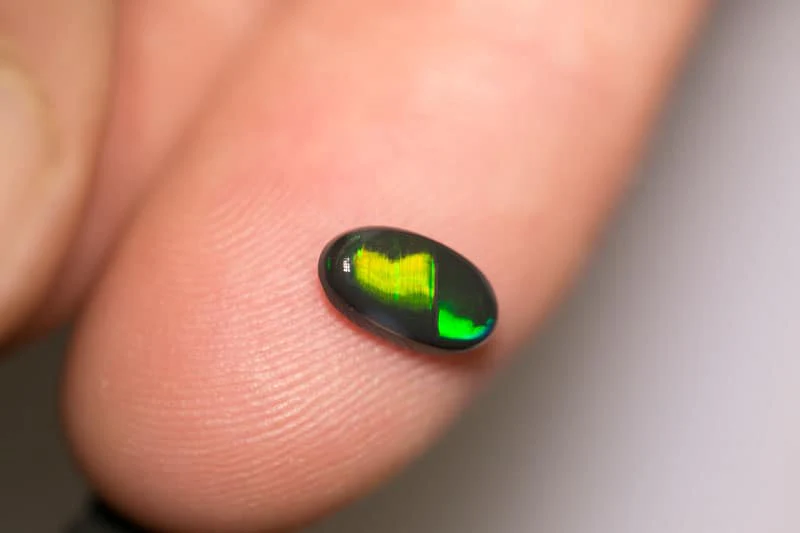 0.92 ct black opal 9x5x3mm - Image 2