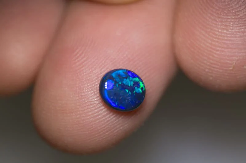 0.93 ct black opal 7x6x3mm - Image 2