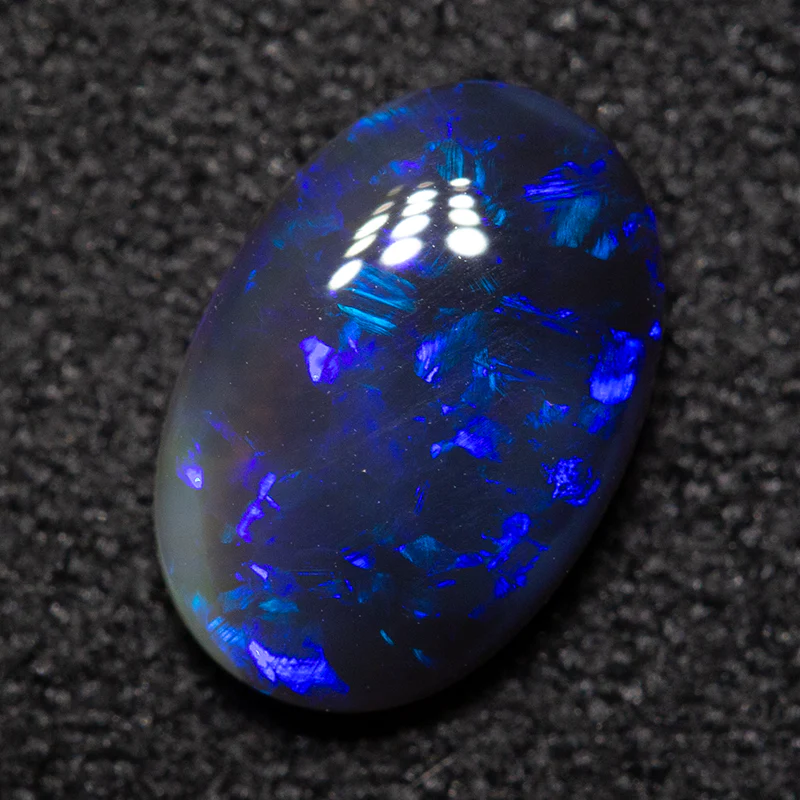 0.93 ct black opal 8.7x5.9x2.8mm - Image 2