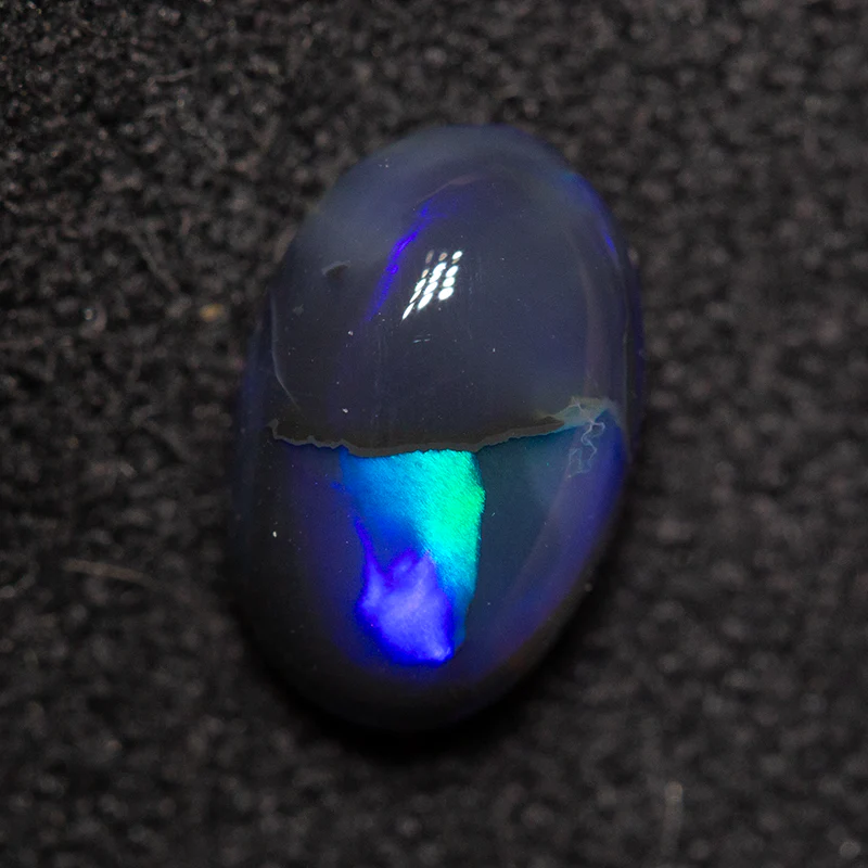 0.98 ct black opal 8.1x5.2x3.5mm - Image 2
