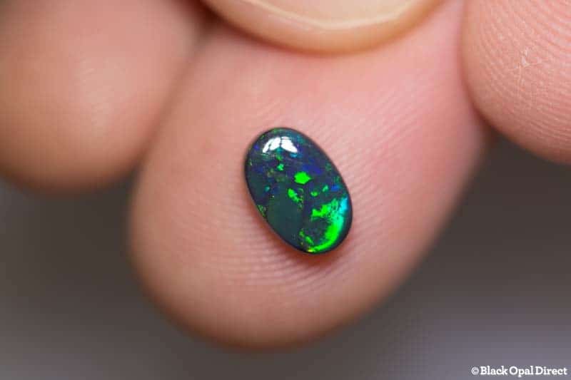 1.05 ct black opal 8x5.5x2.5mm - Image 2