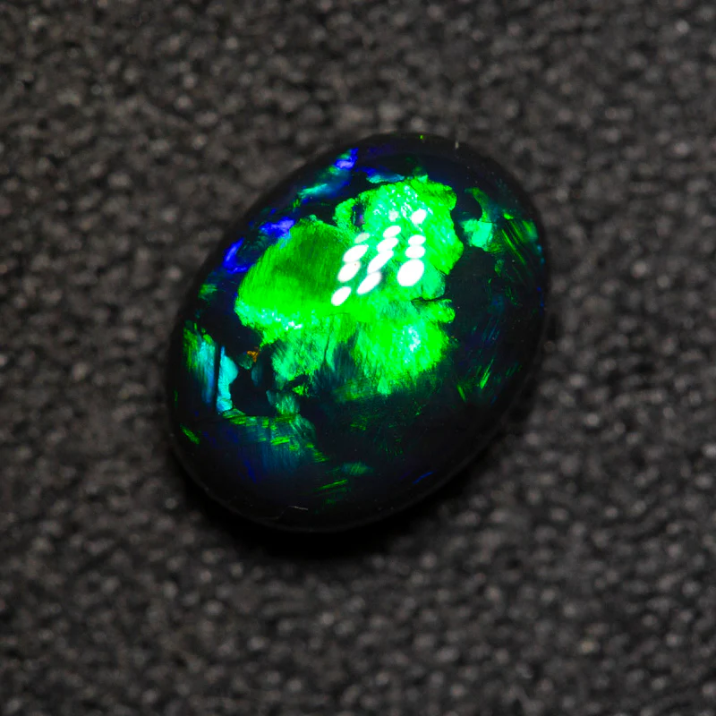 1.06 ct black opal 7.7x5.9x3.8mm - Image 2