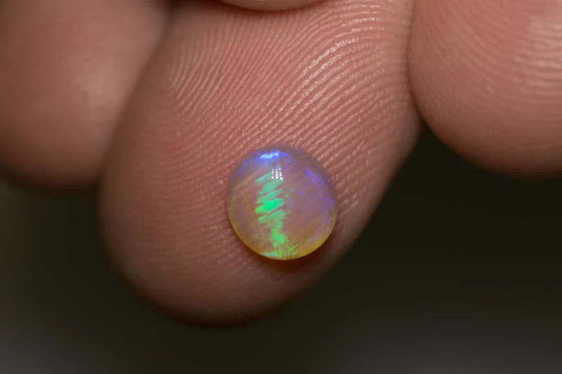 1.06 ct cats eye pattern crystal opal 7.5x7x3mm - Image 4