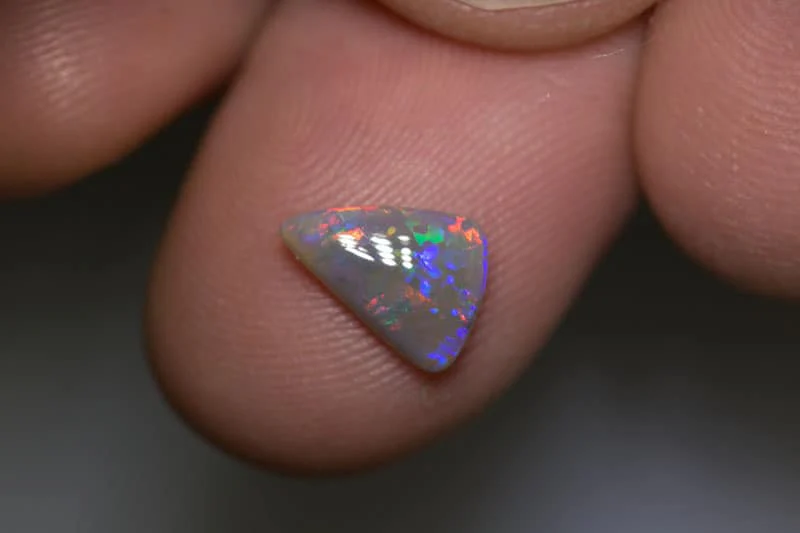 1.13 ct dark opal baroque shape 10x7x3mm - Image 2