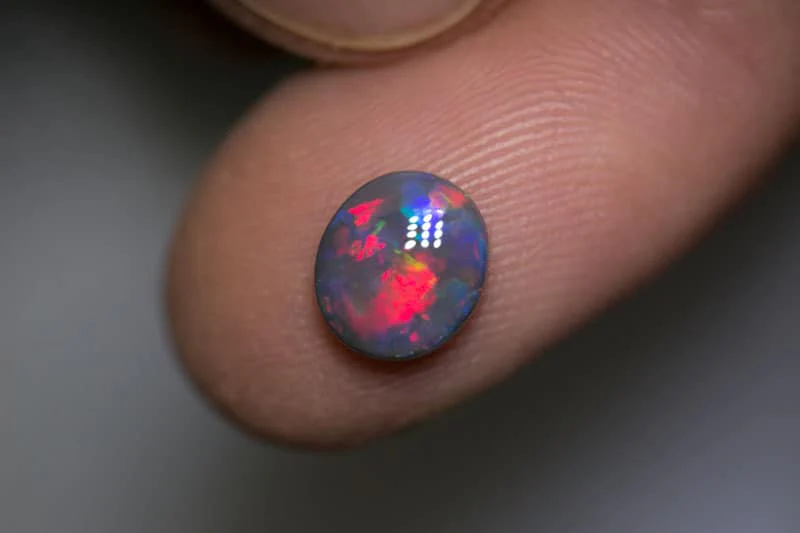 1.48 ct pink on black opal 8.8x7.7x3mm - Image 2