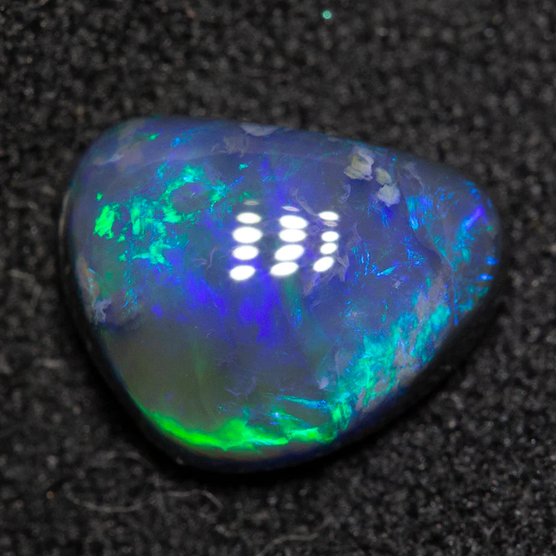 1.64 ct black opal 8.9x6.9x4.1mm - Image 3