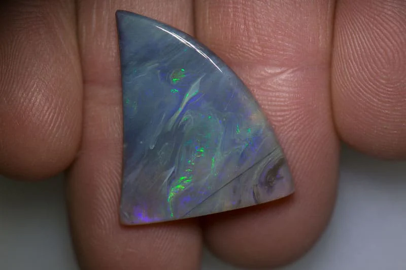 11.17 ct shark tooth shaped opal 28x22x3mm - Image 2