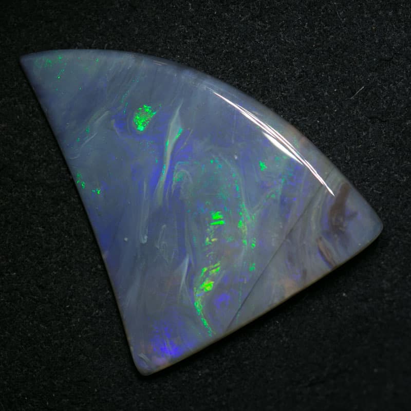 11.17 ct shark tooth shaped opal 28x22x3mm - Image 3