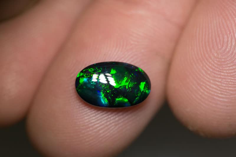 2.02 ct black opal 12x7x3mm - Image 2