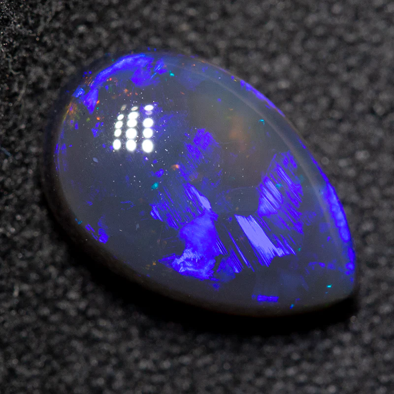 2.05 ct black opal 10.4x6.8x4.4mm - Image 2