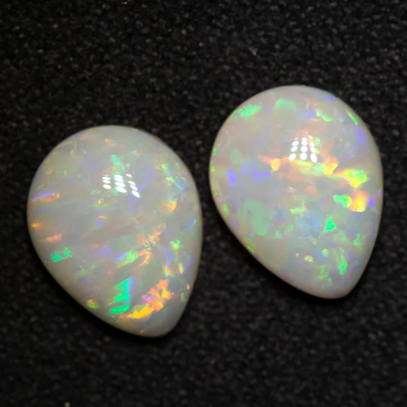 2.27 ct white opal pair 8.9x6.9x3mm - Image 2