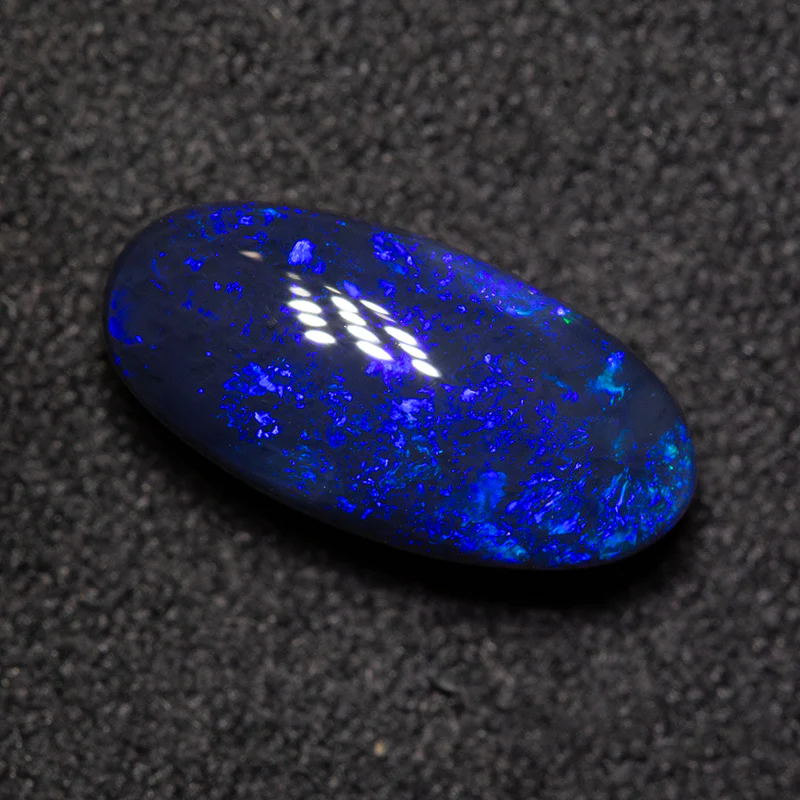 2.28 ct black opal 12.2x6x5mm - Image 2