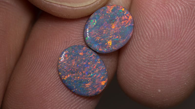 2.50 ct black opal pair 10.7x8.6x2mm - Image 2
