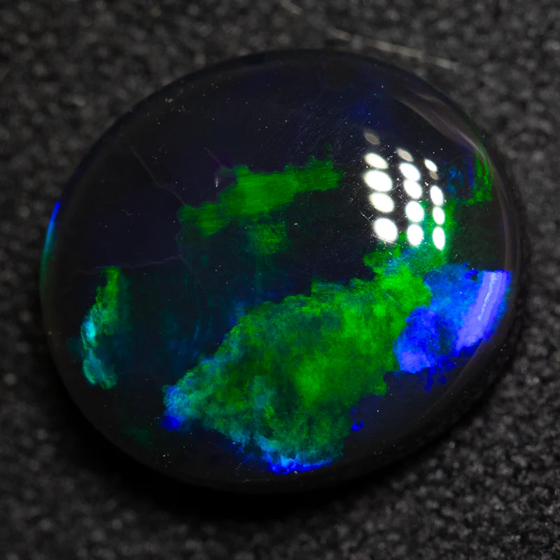 2.94 ct black opal 10.7x9.5x4.6mm - Image 2