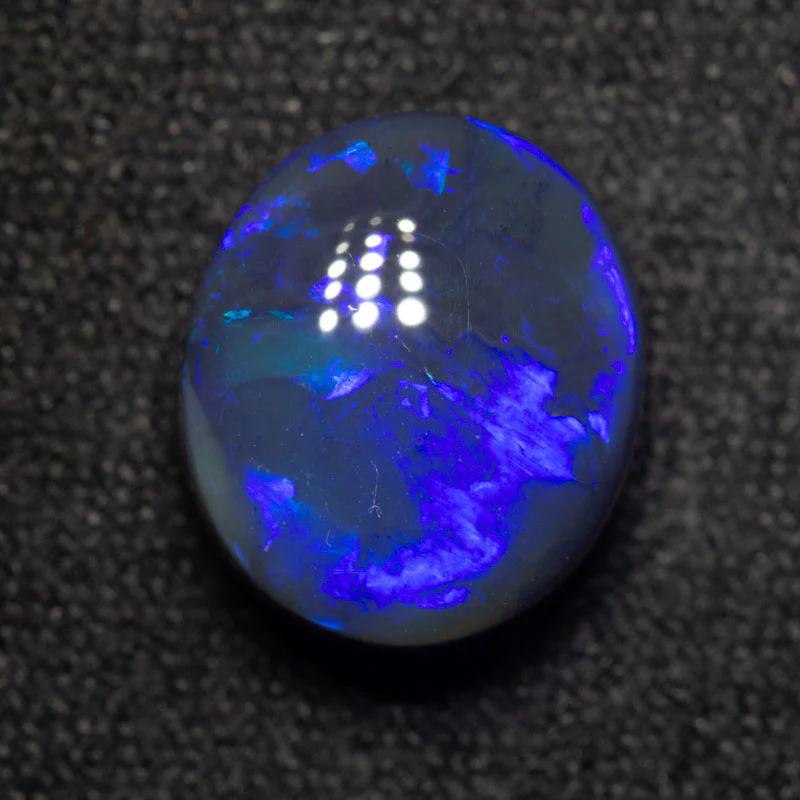 3.78 ct black opal 10.4x9x5.9mm - Image 2