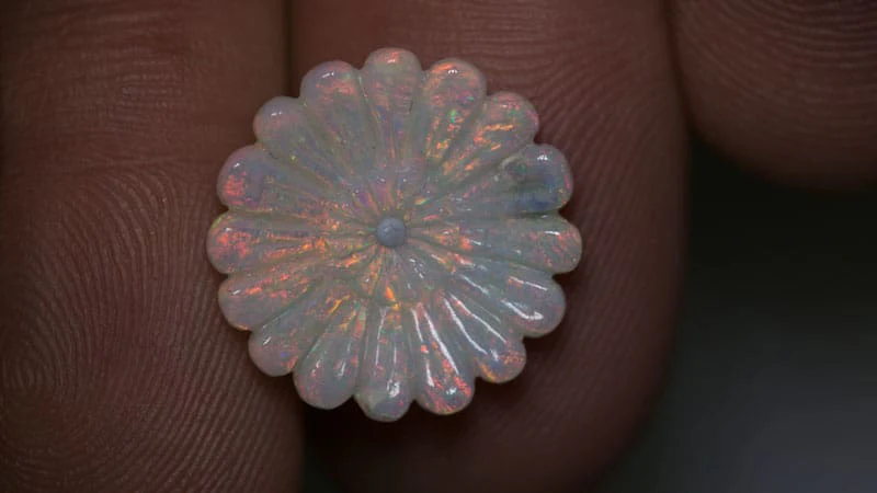 5.07 ct carried white opal flower 17mm round - Image 2