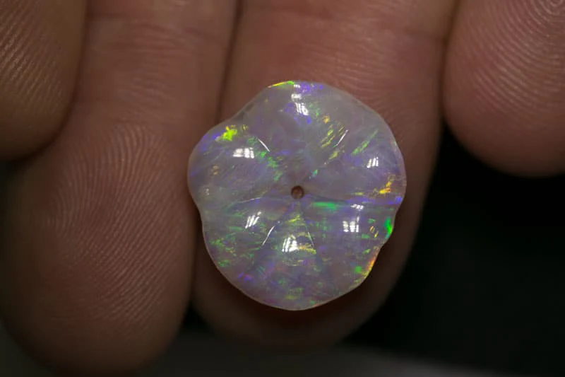 5.41 ct opal flower carving 18x17x3mm - Image 3