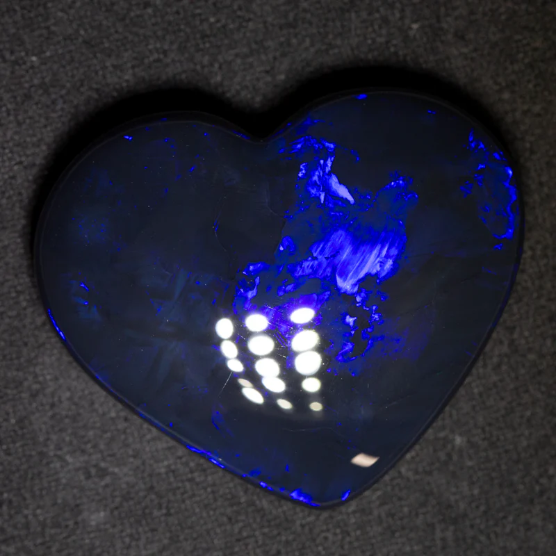 79.02 ct black opal heart 37x32x11mm - Image 2