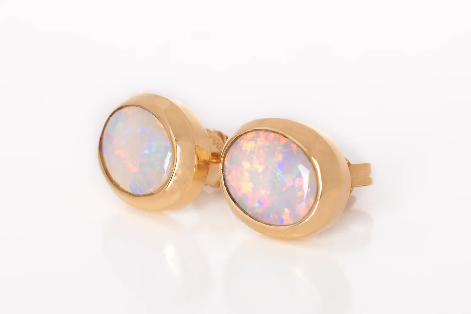 Gabriel Earrings 18kt Gold with 1.63ct White Opals - Image 2
