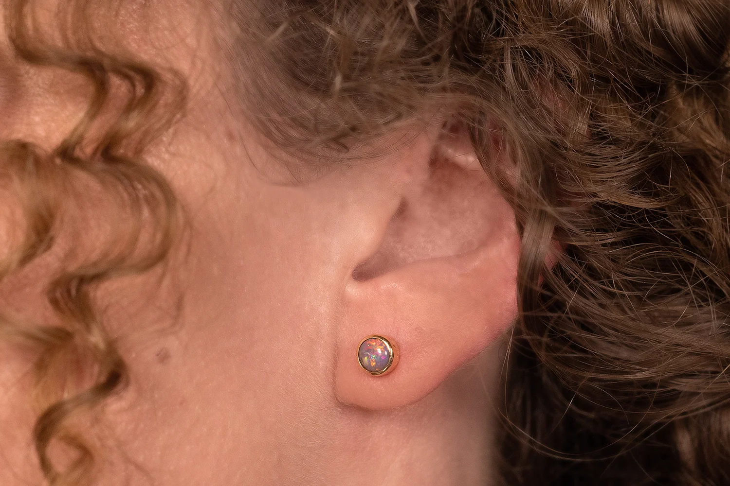 Gabriel Single Stud Earring 18kt Gold 0.56ct Crystal Opal - Image 4