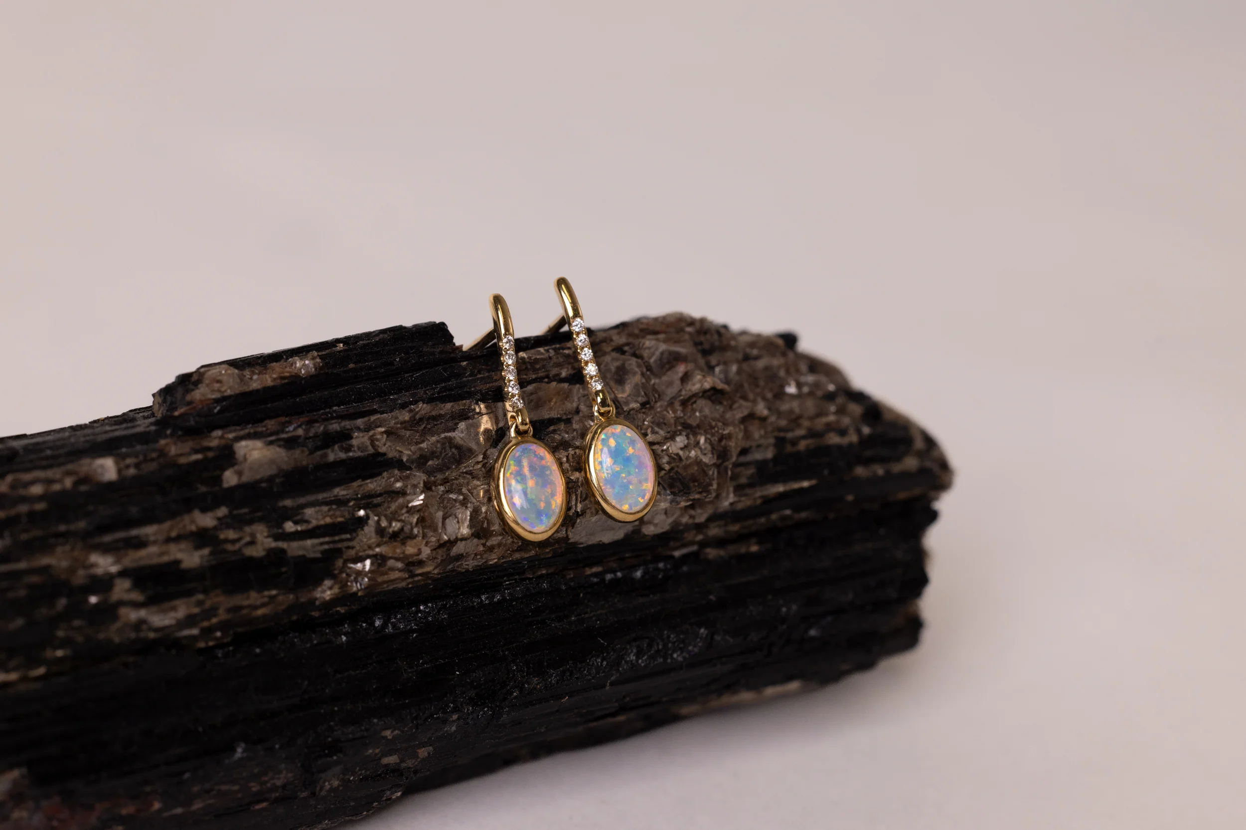 Indigo — 18kt Yellow Gold 0.75 ct Crystal Opal Diamond Earrings - Image 3