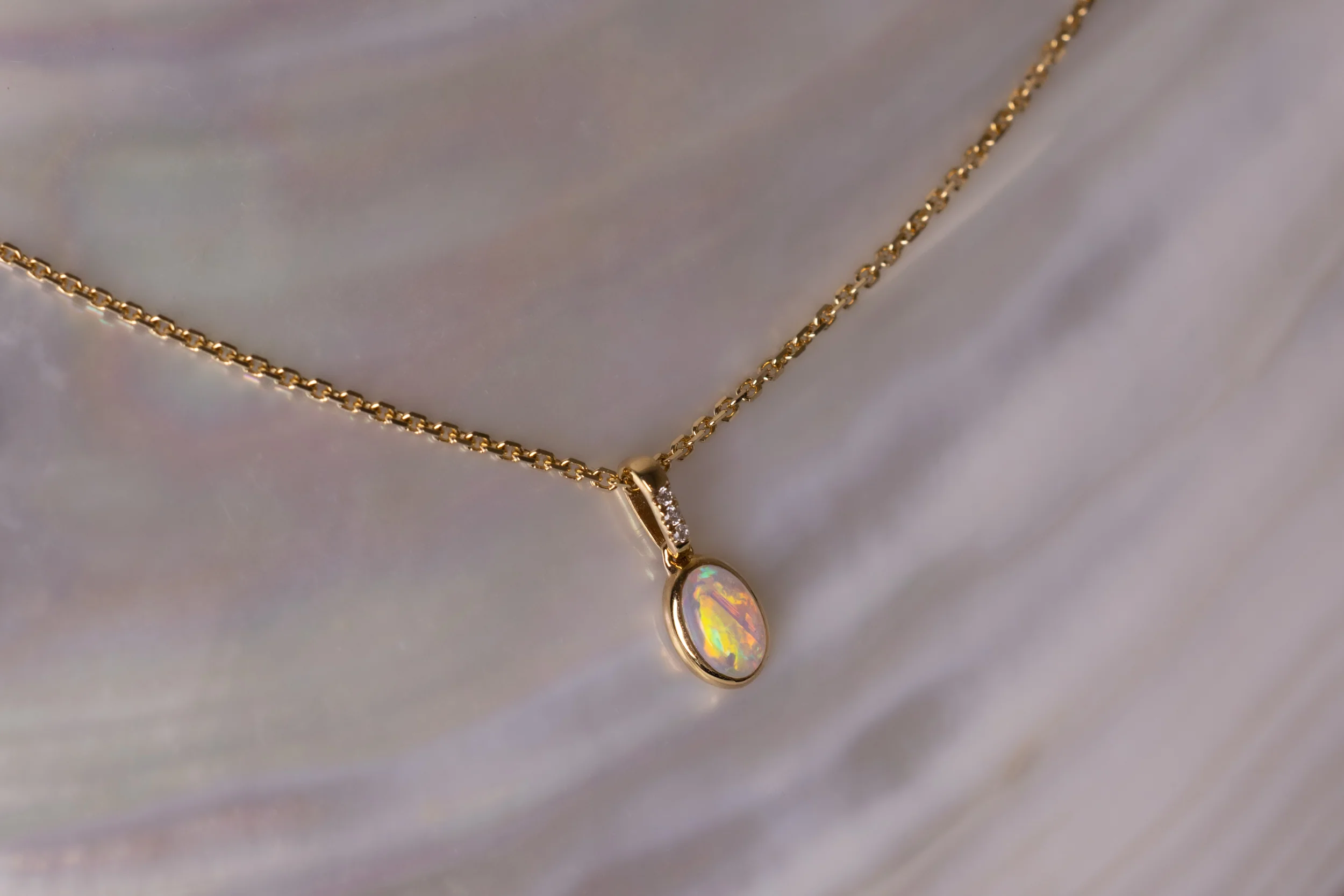 Neve — 18kt Yellow Gold 0.40 ct Crystal Opal Diamond Pendant - Image 3