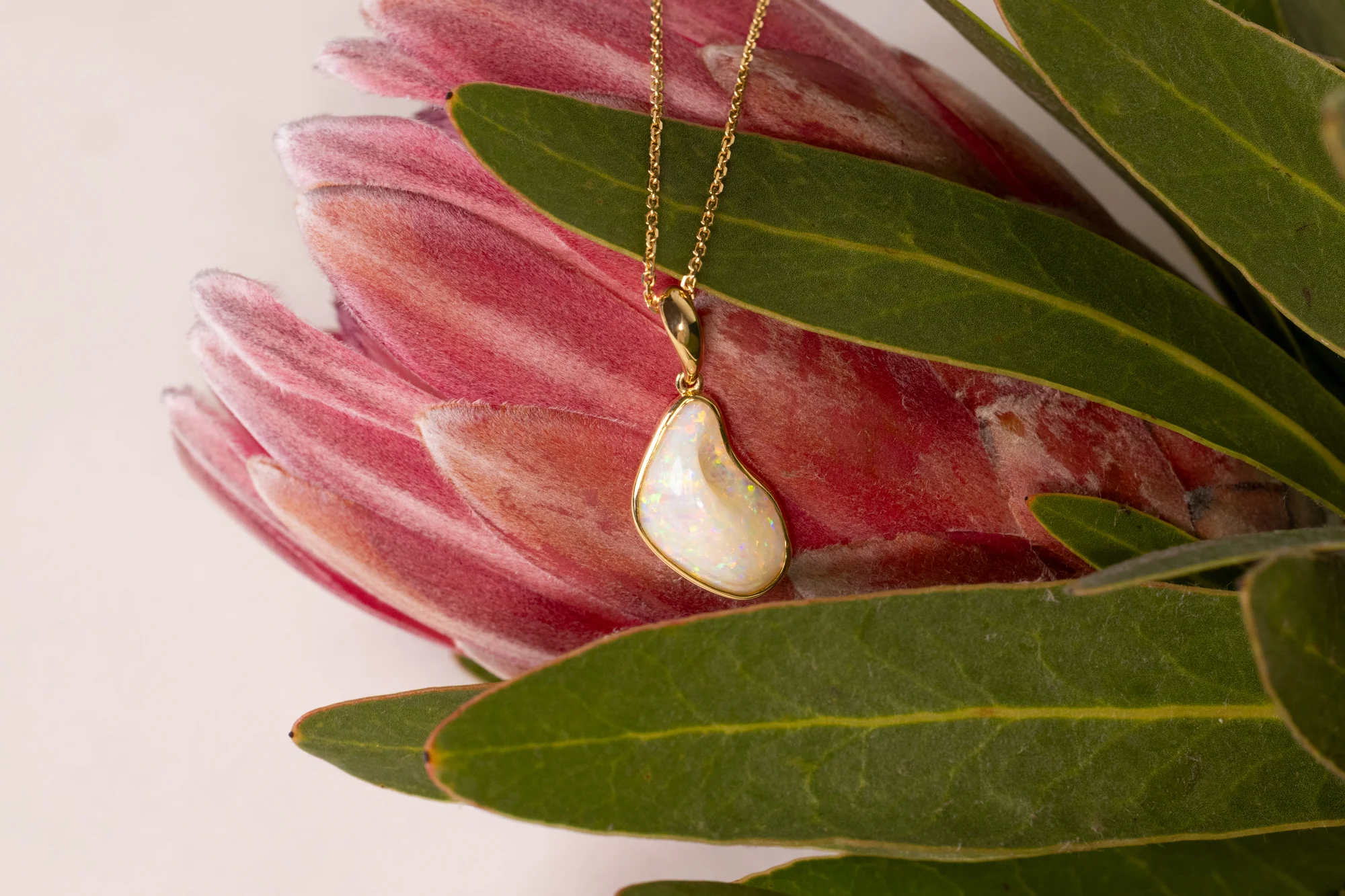 18kt Yellow Gold 4.82 ct White Opal Pendant - Image 3