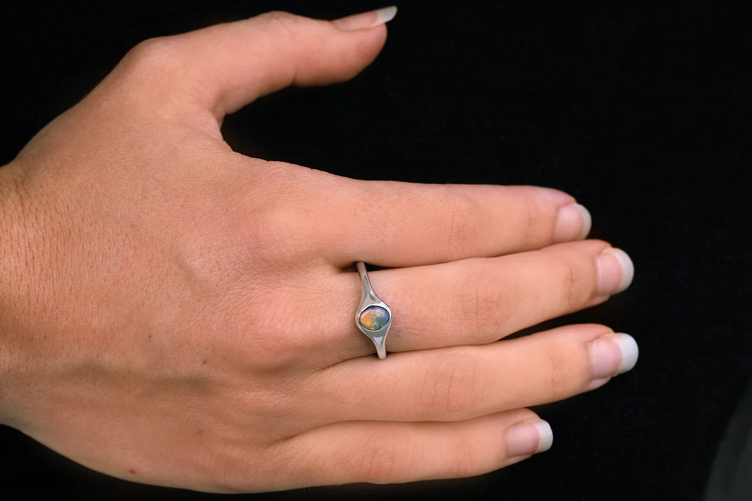 Sterling Silver 0.55 ct Dark Opal Ring - Image 2