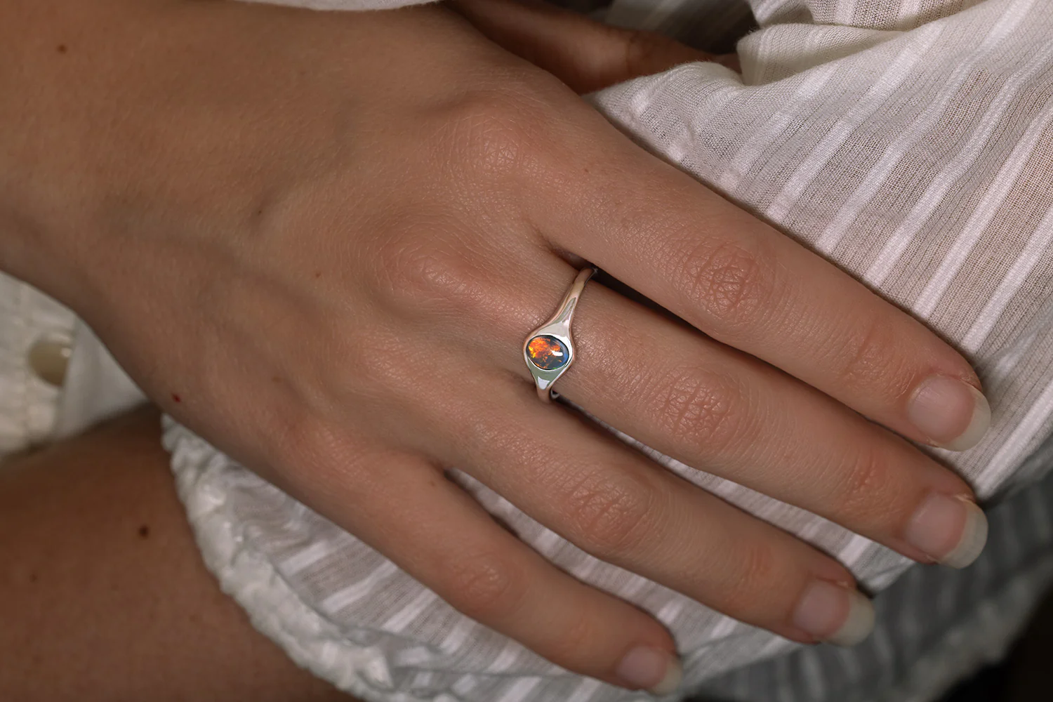 Sterling Silver 0.55 ct Dark Opal Ring - Image 4