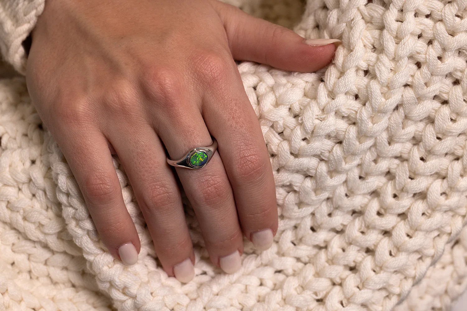 Stephanie Ring White Gold with 0.76 ct Black Opal - Image 4