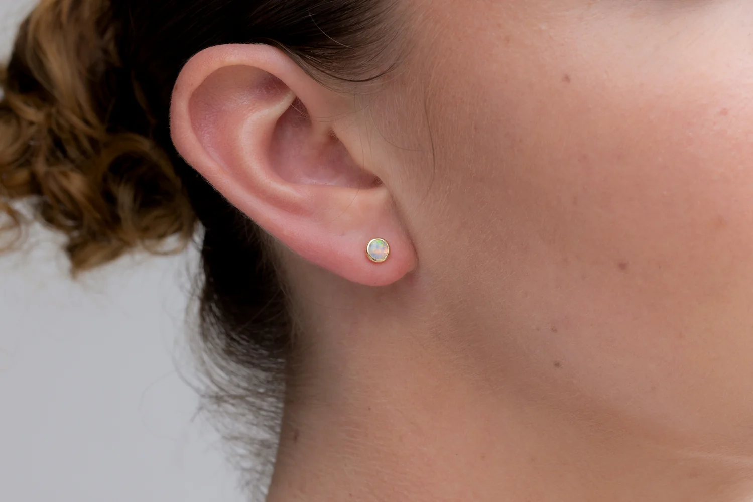 9kt Yellow Gold 0.31 ct Crystal Opal Stud Earrings - Image 2