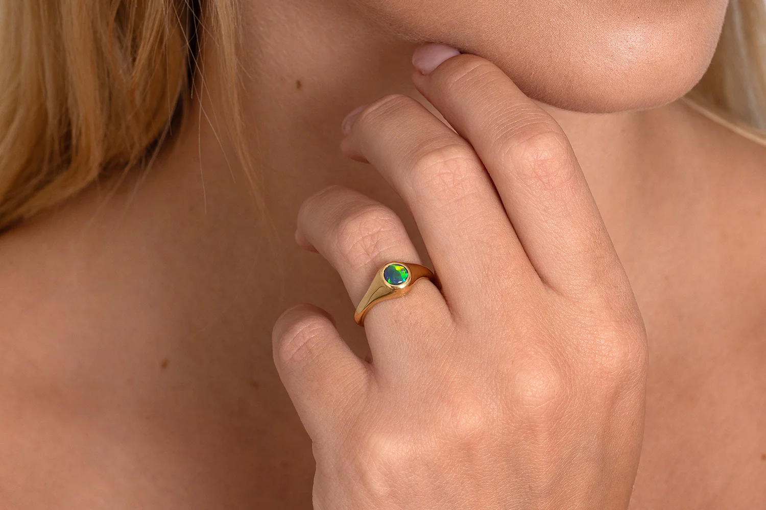 Valentina Petite — 18kt Yellow Gold 0.49 ct Black Opal Ring - Image 2