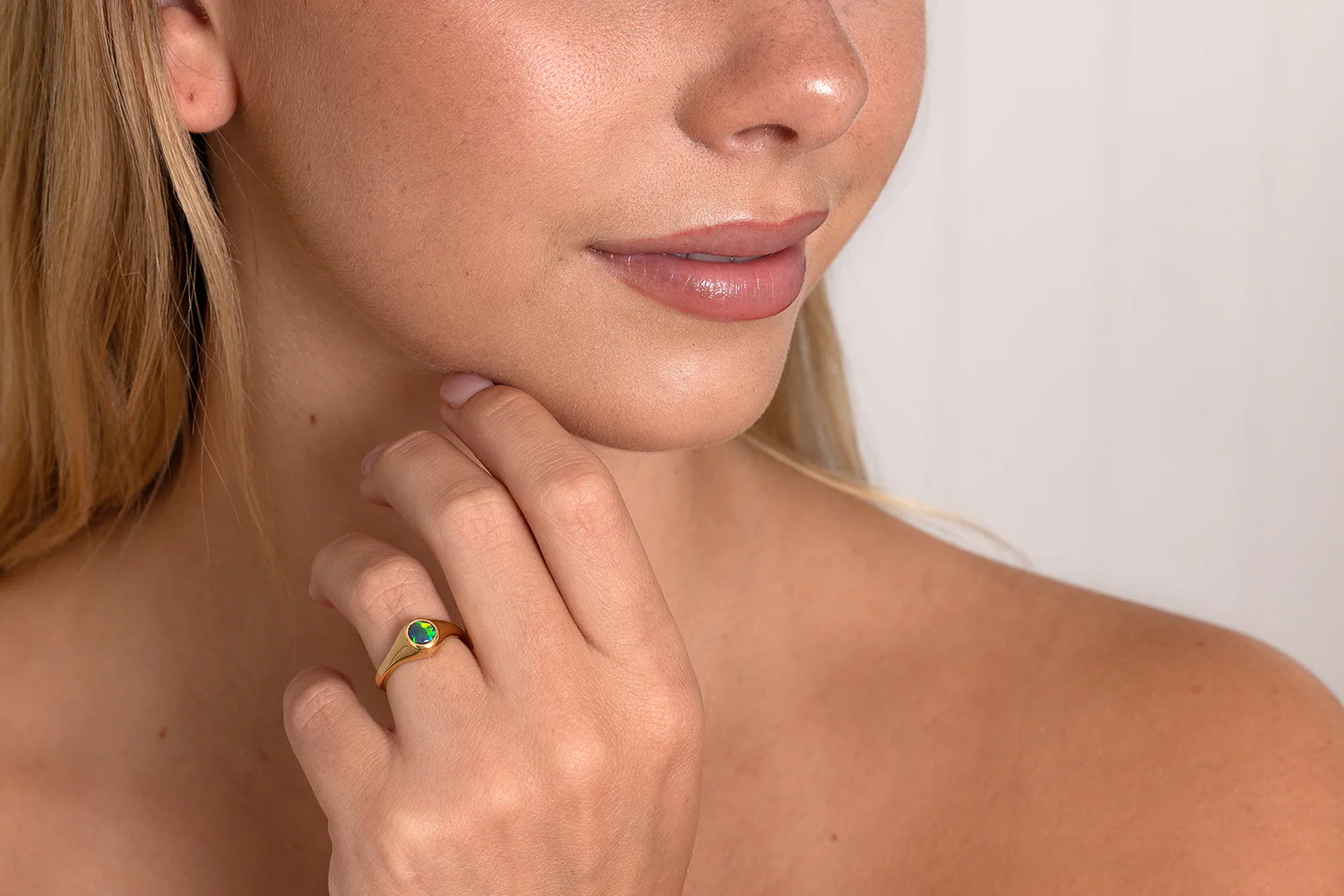 Valentina Petite — 18kt Yellow Gold 0.49 ct Black Opal Ring - Image 4